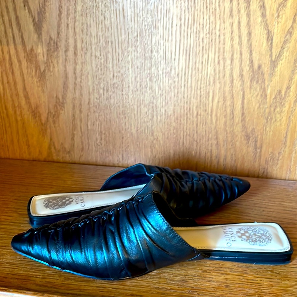 Vinca Camino black flats